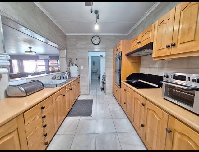 4 BEDROOM HOUSE FOR SALE IN FRAAIUITSIG